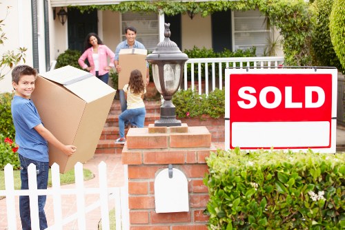 Local moving team carrying boxes for a Tofrance home move